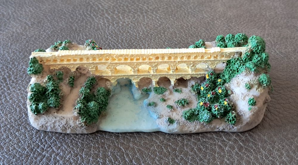 reproduction d&eacute;taill&eacute;e et peinte en r&eacute;sine du pont du Gard 
