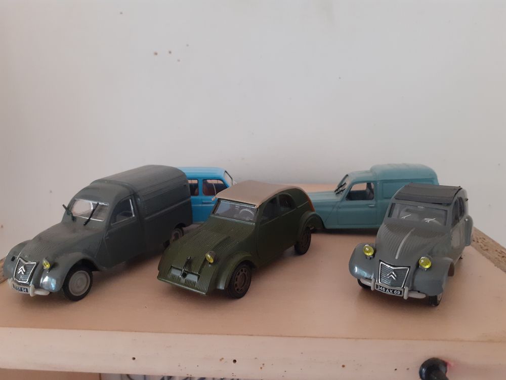 2 CV Citro&euml;n miniatures 