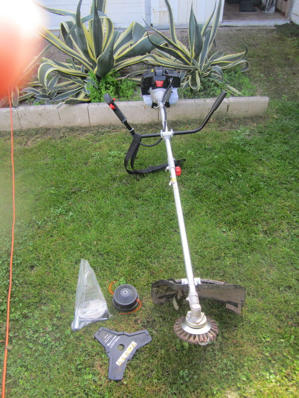 DEBROUSAILLEUSE Jardin
