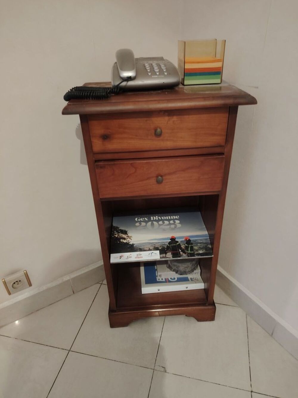 Commode en bois massif en bon &eacute;tat avec deux tirroirs Meubles