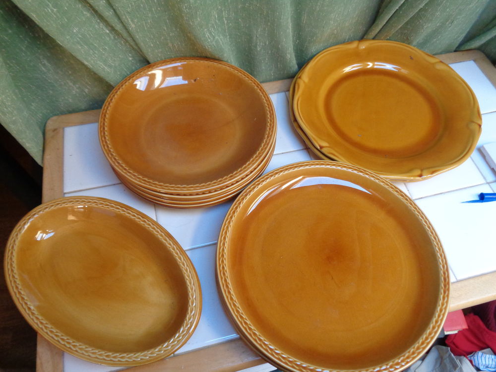 assiettes diverses et plat ovale Cuisine