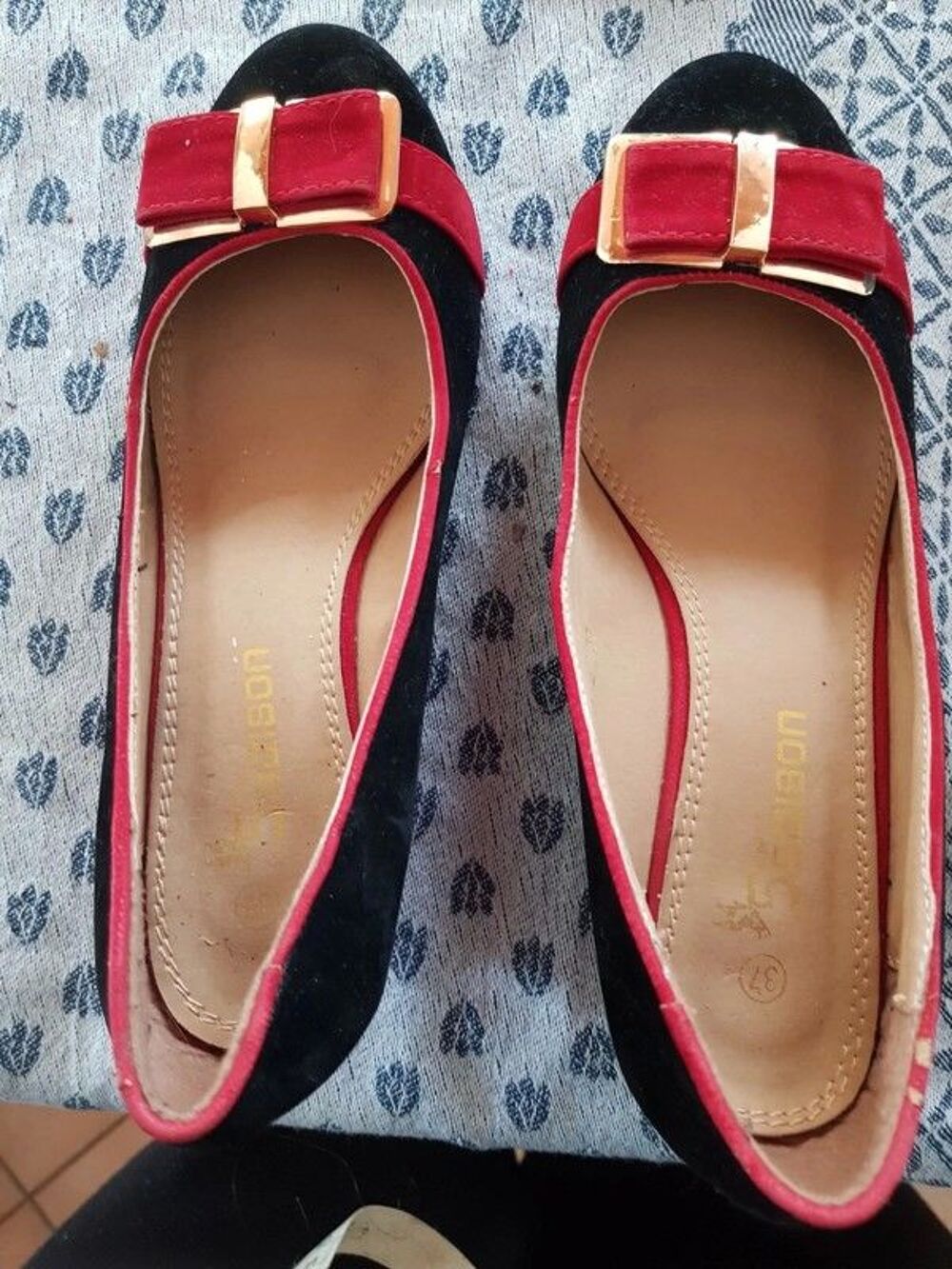 Chaussure rouge et noire petit n?ud devant petit talon compe Chaussures