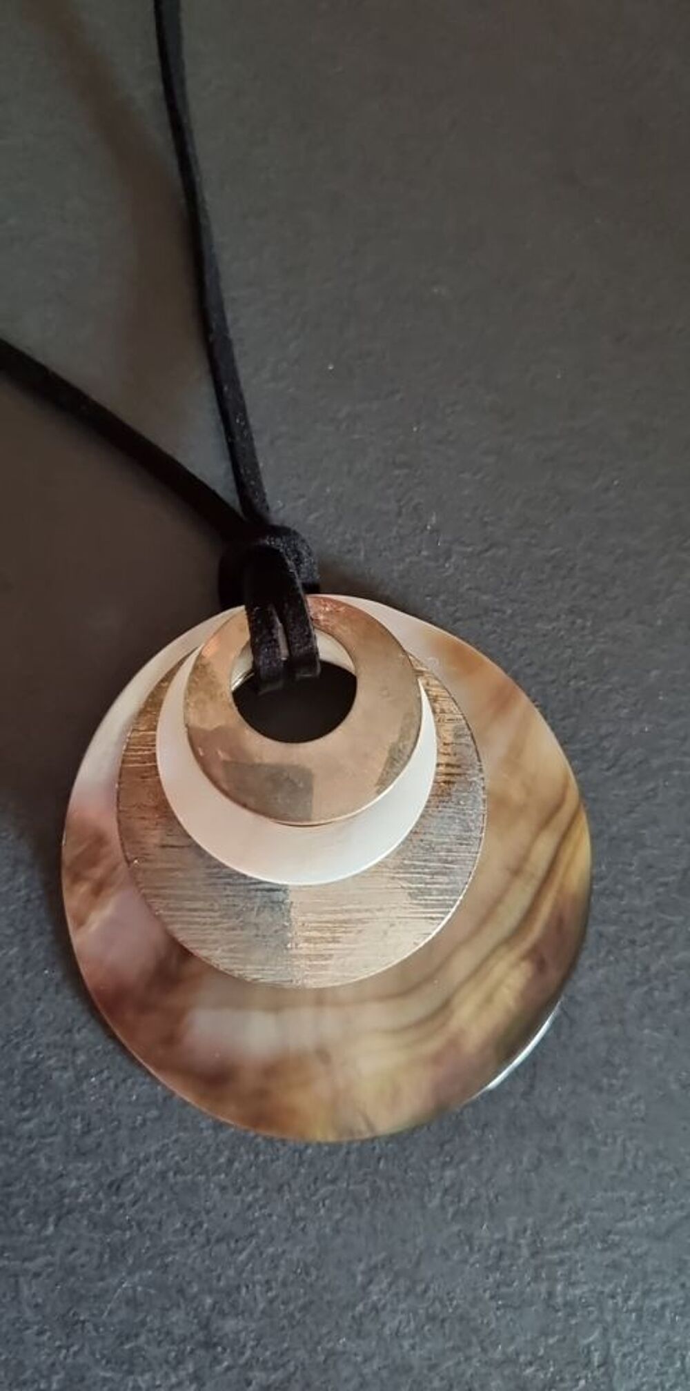 Tr&egrave;s joli collier Fossil avec nacre. Neuf Bijoux et montres