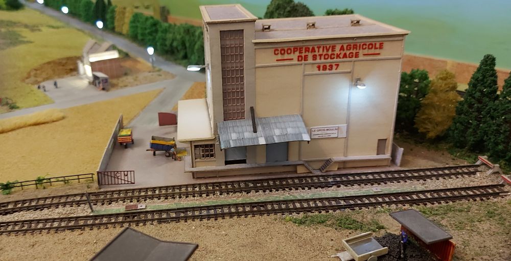 R&eacute;seau ferroviaire &eacute;chelle N analogique de 2 m 73 par 1 m 00 Jeux / jouets