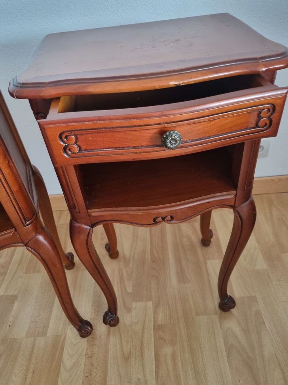 DEUX TABLES DE NUIT Meubles