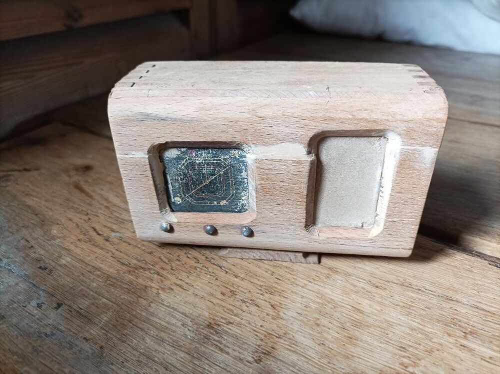 Tirelire en bois patin&eacute; Poste radio dp 0823409 Ancien Décoration