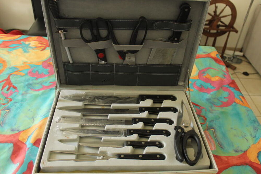 mallette couteaux et ustensiles cuisine dont 1 partie neufs Cuisine