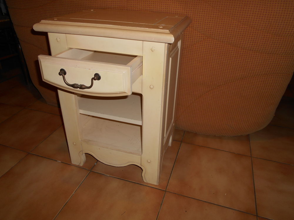 Table de chevet en bois massif
Meubles