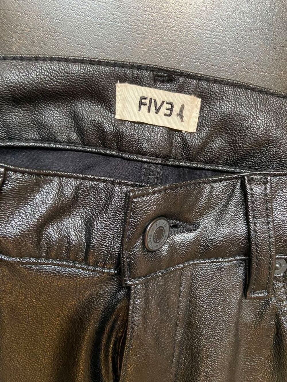 Pantalon cuir synth&eacute;tique de marque Five Vtements