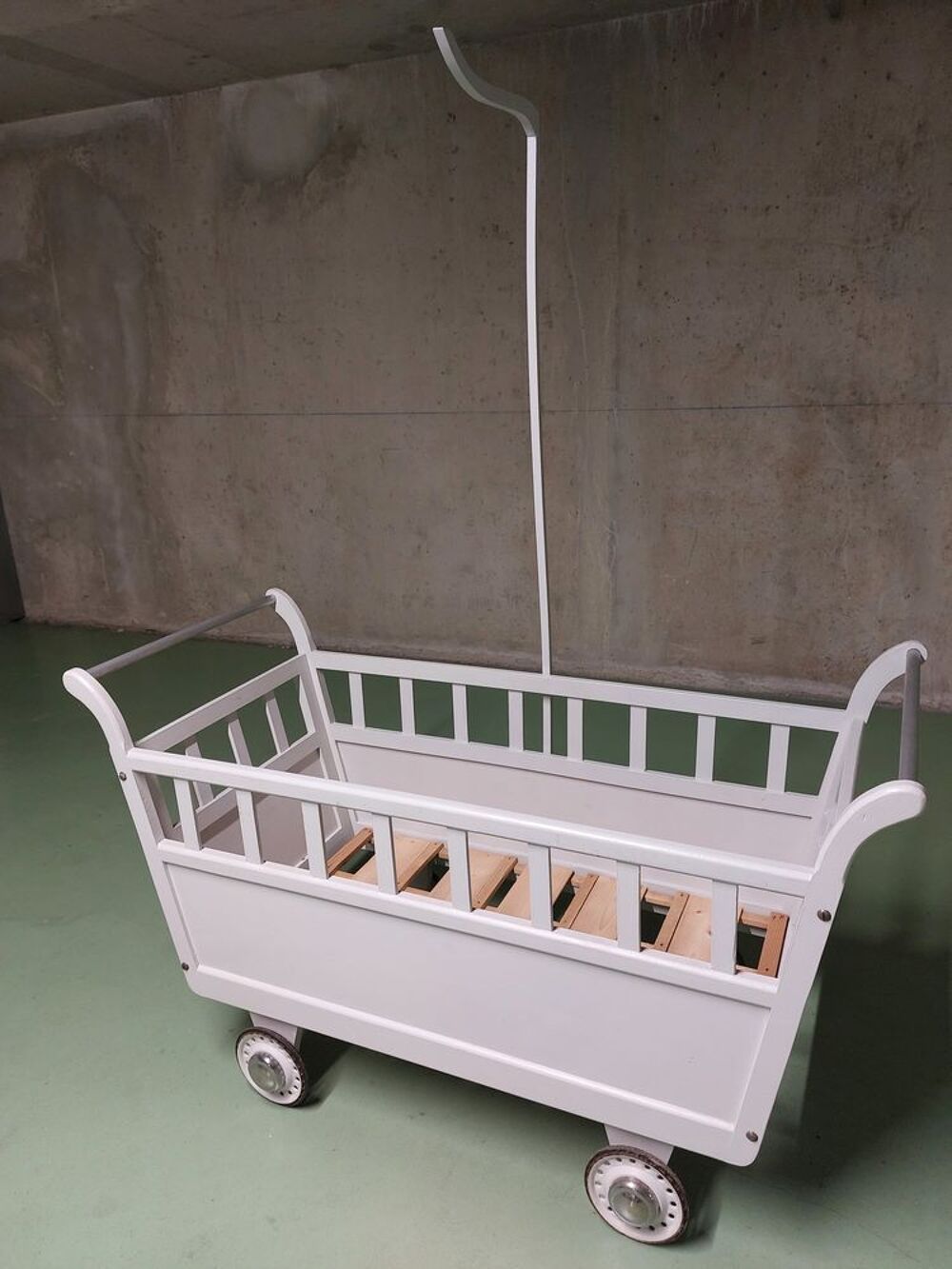 Lit b&eacute;b&eacute; en bois &agrave; roulettes vintage ann&eacute;es 1950 Mobilier enfants