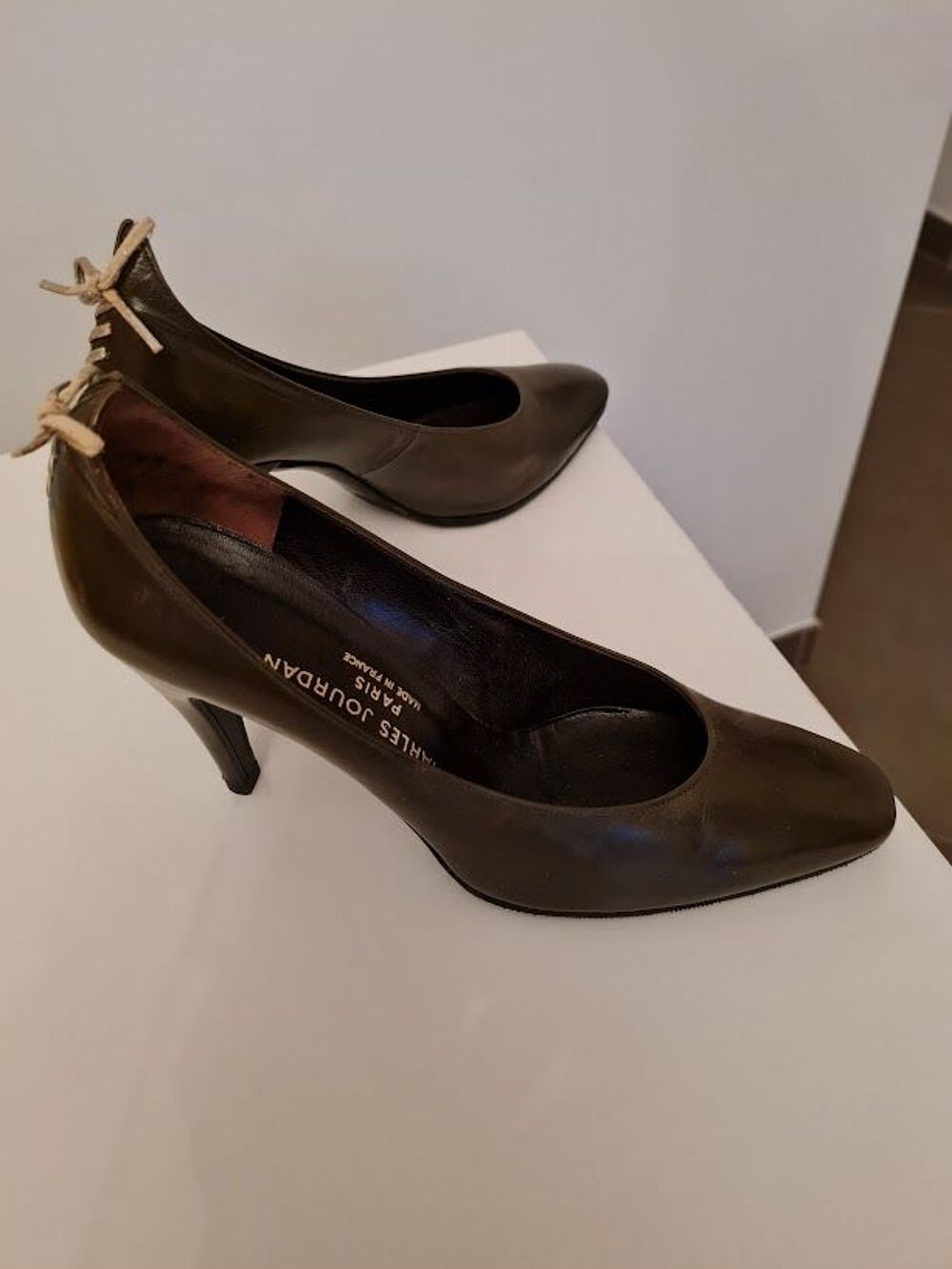 TRES CHICS ESCARPINS FEMME CHARLES JOURDAN
taille 38.5 ou 39 Chaussures