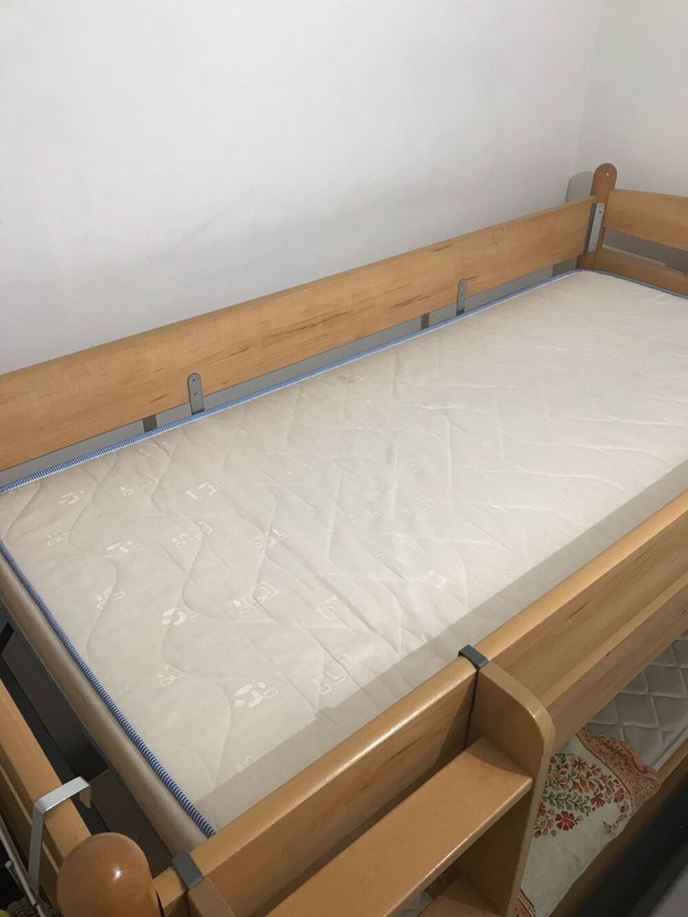 Vends lits superpos&eacute;s avec tiroirs et un bureau en bon &eacute;tat Meubles