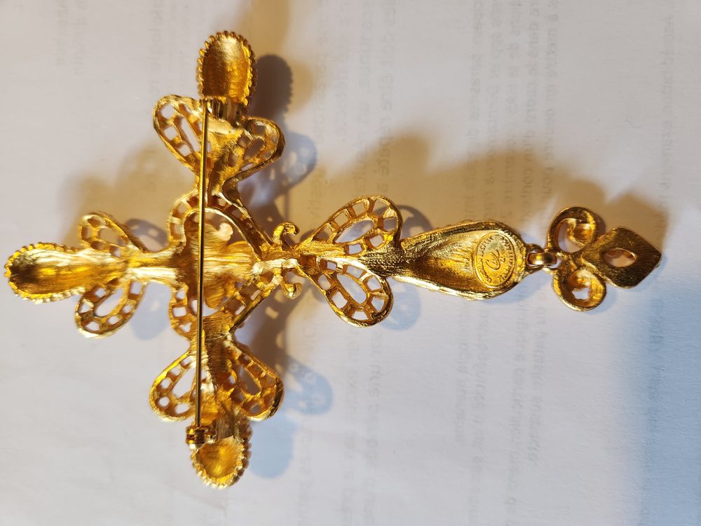 Broche Croix GM C.LACROIX dor&eacute;e strass crystal + pendant Bijoux et montres