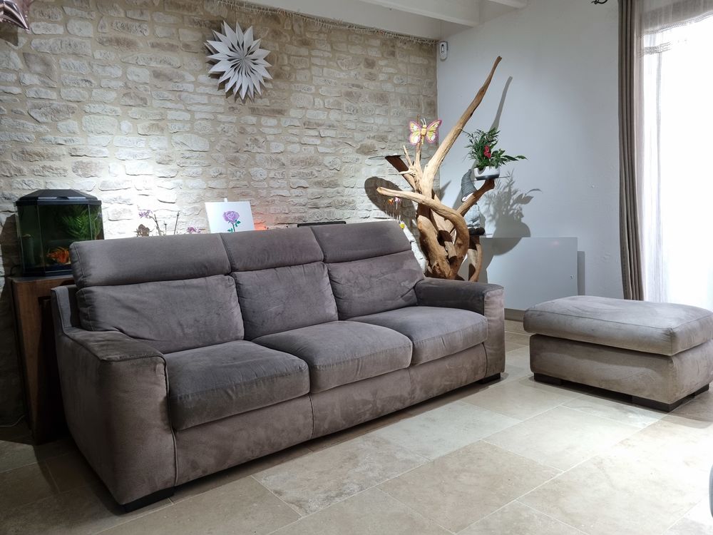 Canap&eacute; 4 places et pouf en bon &eacute;tat Meubles