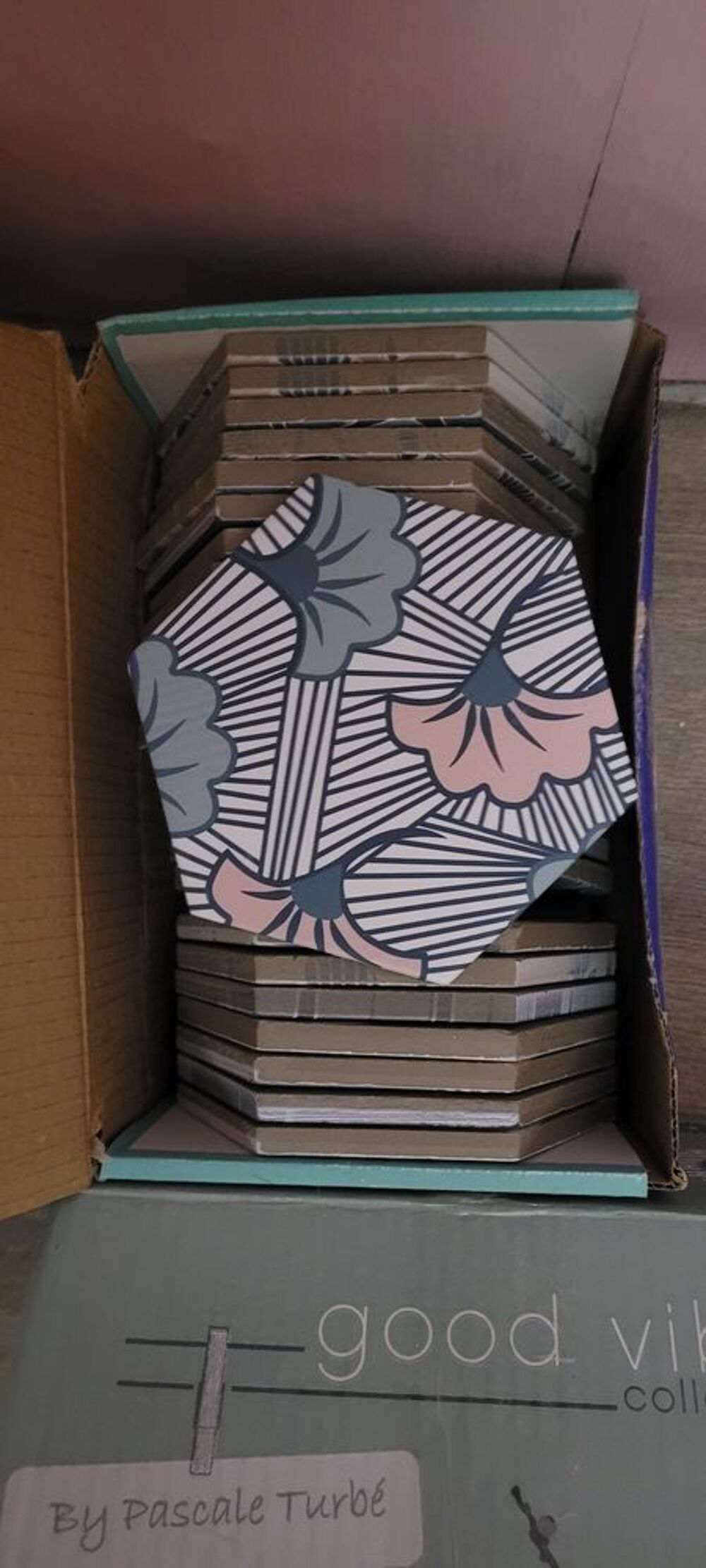 Carrelage hexagonal
Tommettes en gr&egrave;s " good vibes" Bricolage