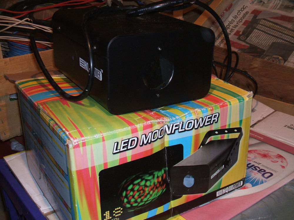 EN BAISSE A SAISIR
PROJECTEUR pour DJ et petites soir&eacute;e Photos/Video/TV