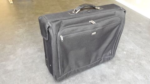 Bagage porte habits � roulettes 10 Muzillac (56)