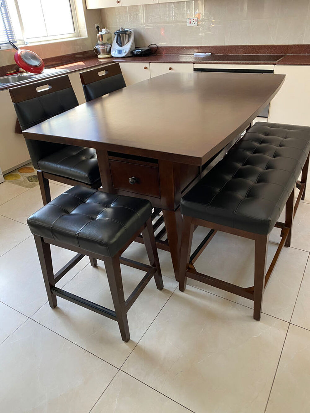 Table haute avec 2 chaises 2 tabourets et 1 banc 
Meubles