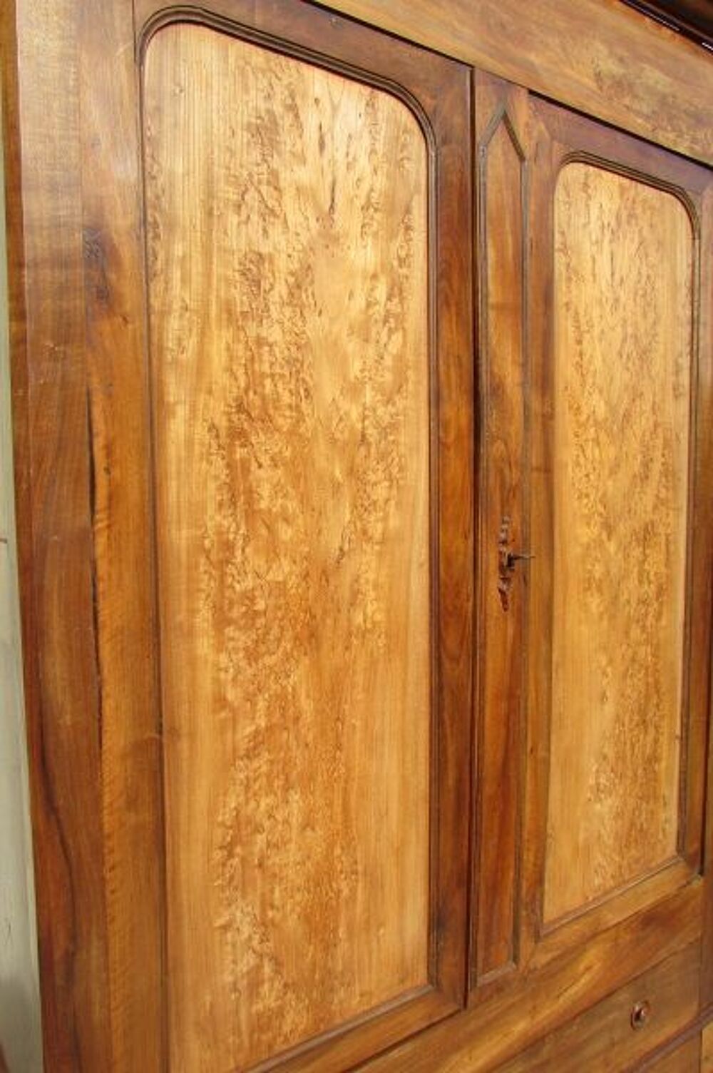 Grande armoire ling&egrave;re en noyer et loupe, Louis Philippe Meubles