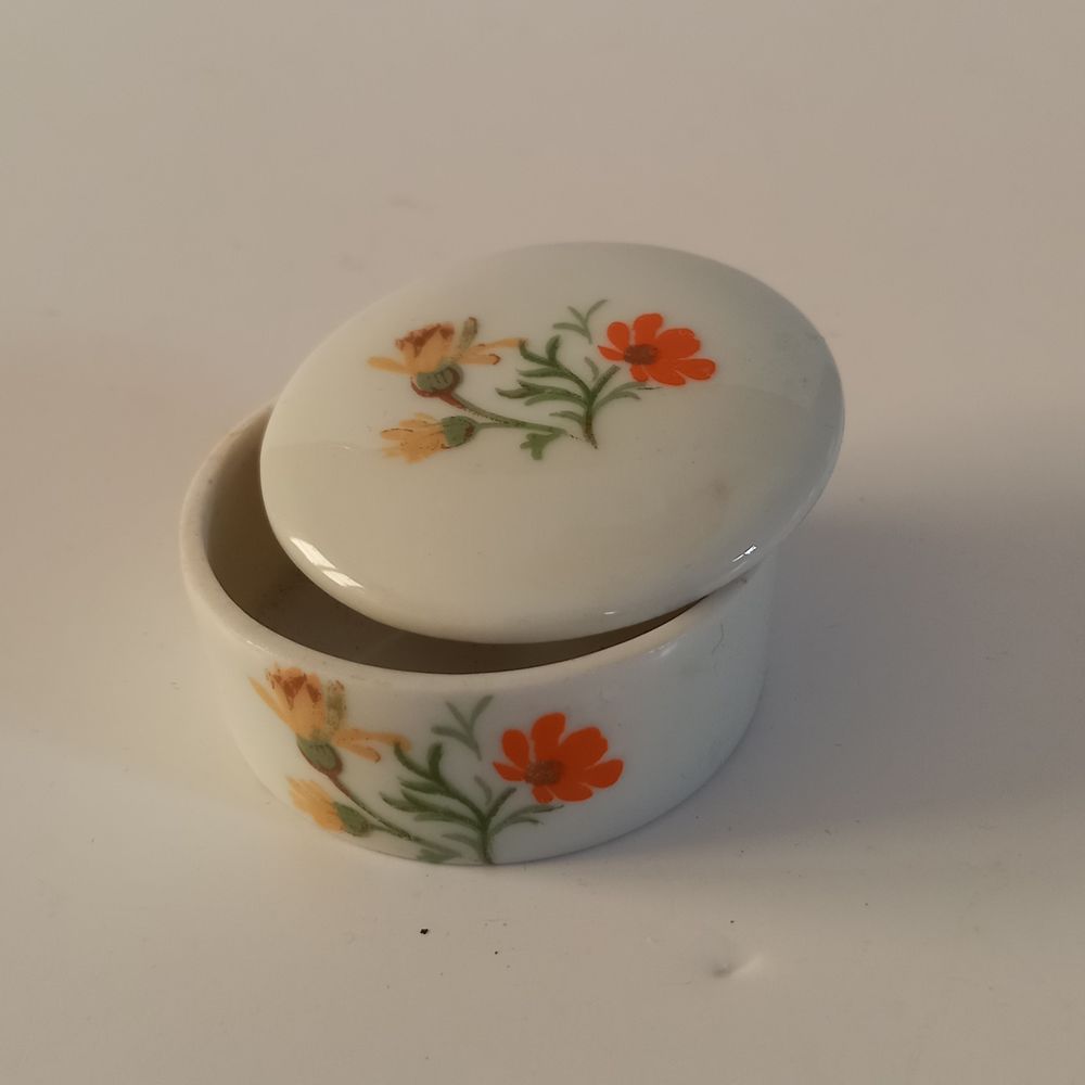 Petite boite en porcelaine blanche, peinture artisanale, Décoration
