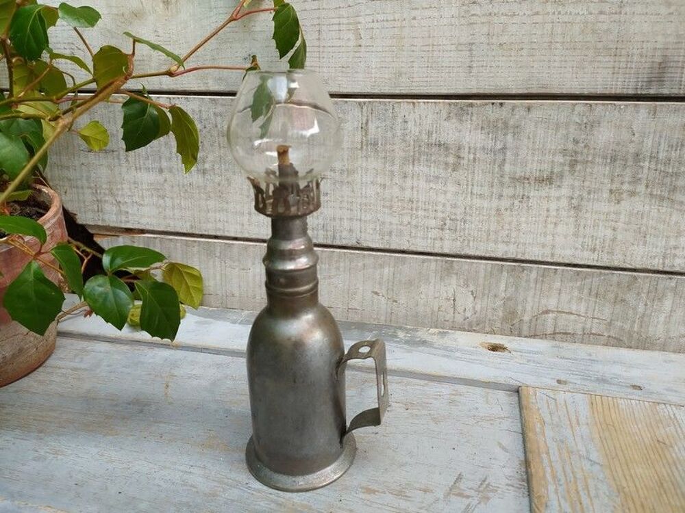 Ancienne Petite Lampe &agrave; P&eacute;trole Briquet sans Soudure
Décoration