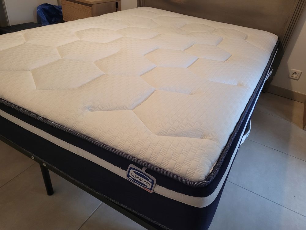 Matelas SIMMONS nuit fraiche 140x190 &eacute;tat neuf Meubles
