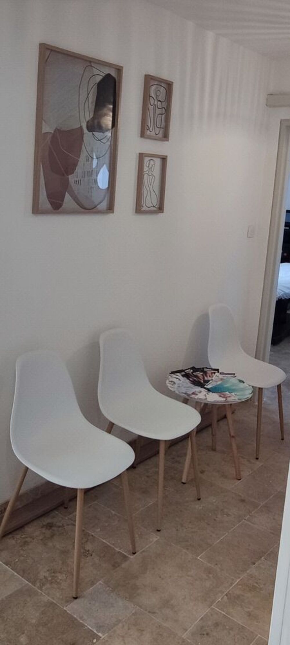 3 chaises blanches Meubles
