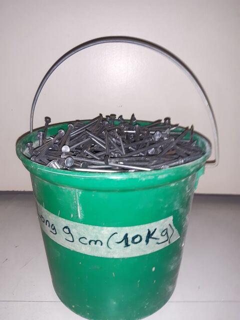 1 seau de 10 KG de clous acier  15 Aix-en-Provence (13)