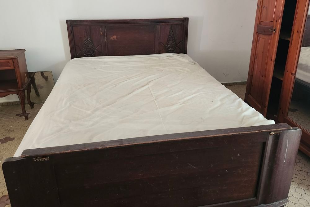 de lits , armoires .mobilier ancien Meubles