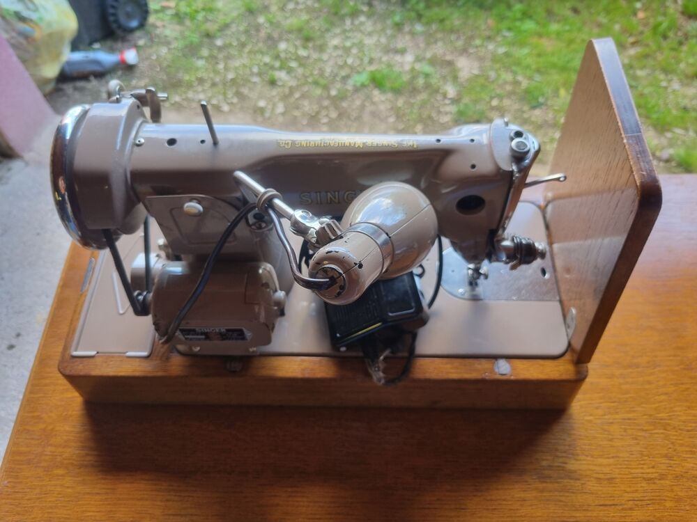 Machine &agrave; coudre Singer vintage avec lampe 