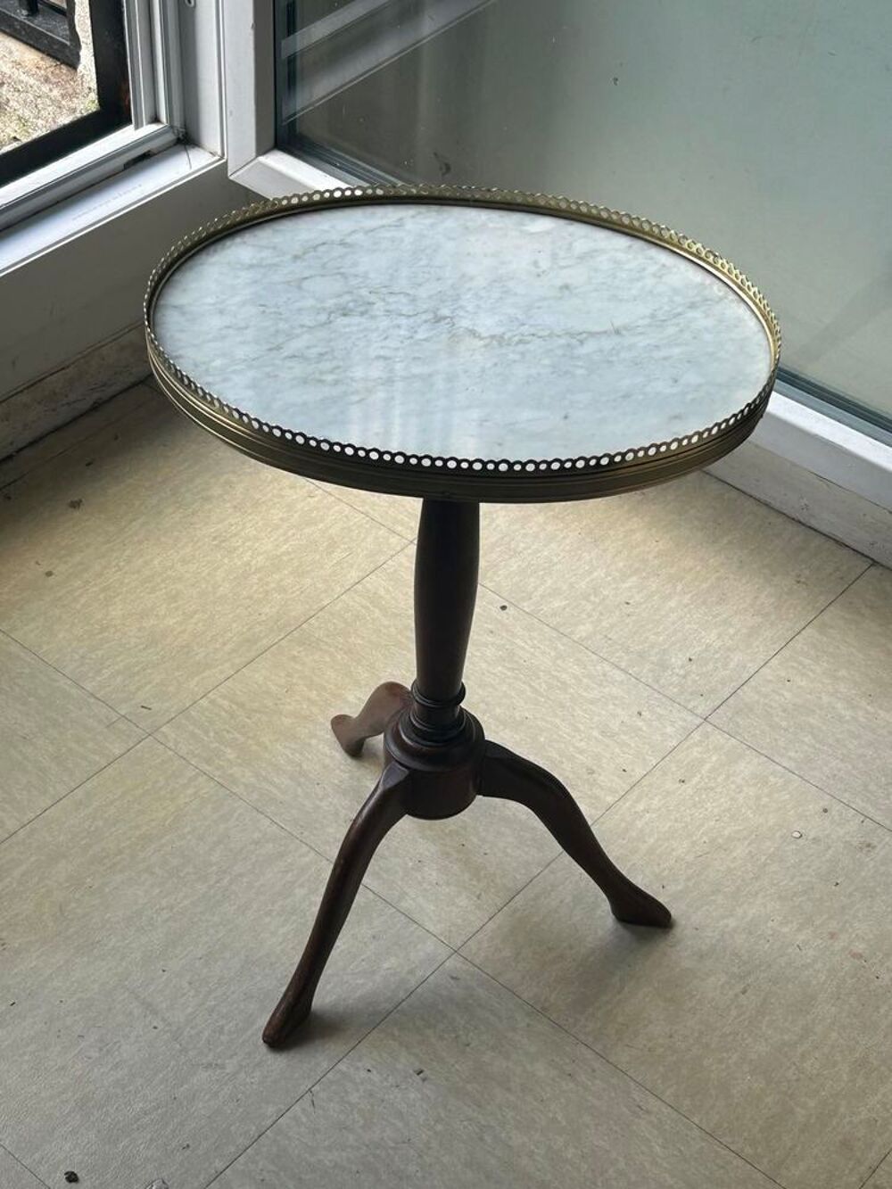 Gu&eacute;ridon ovale tripode style louis xvi acajou
Meubles