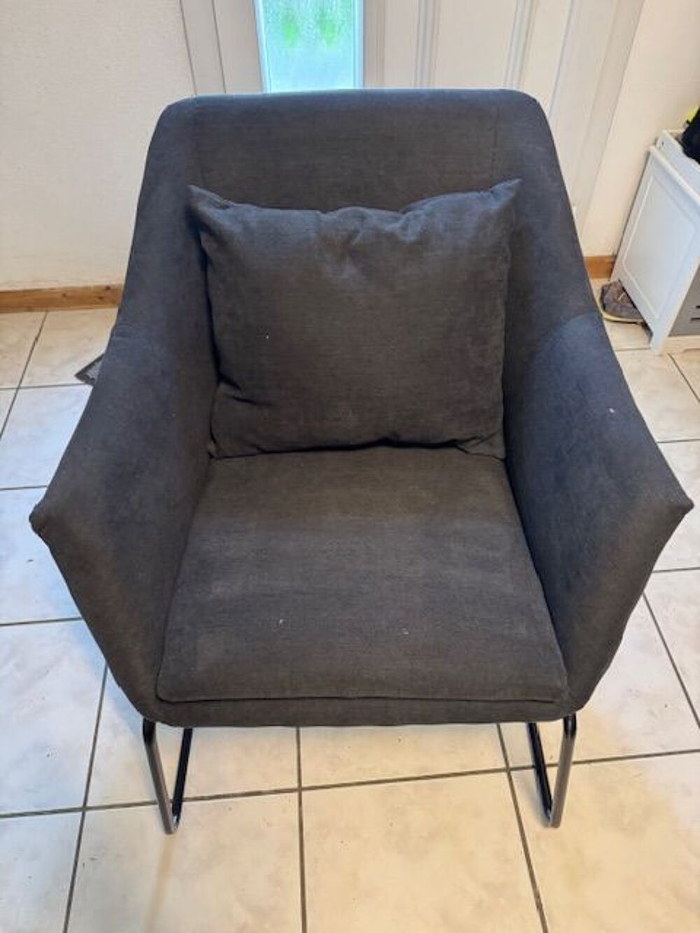 Chaise en tissu avec coussin couleur anthracite Meubles