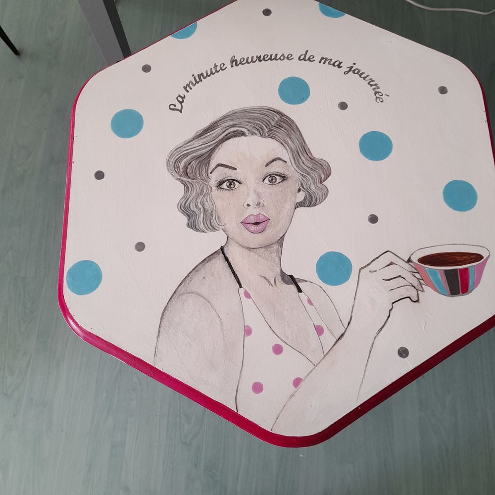 Petite table relook&eacute;e pin up Meubles