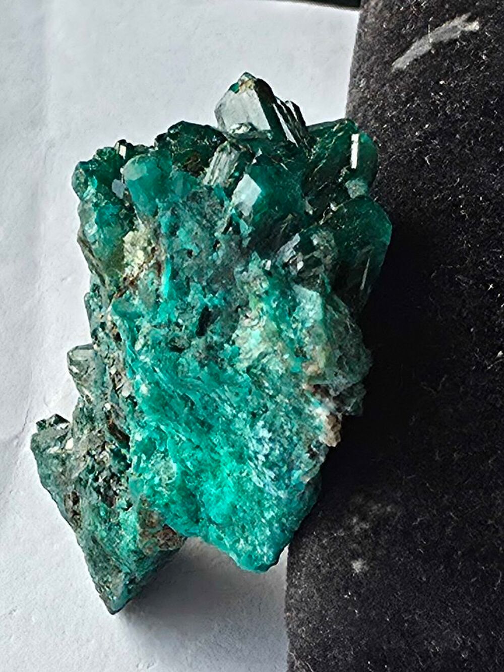 Pierre Dioptase du Katanga, vert &eacute;meraude brillant 
