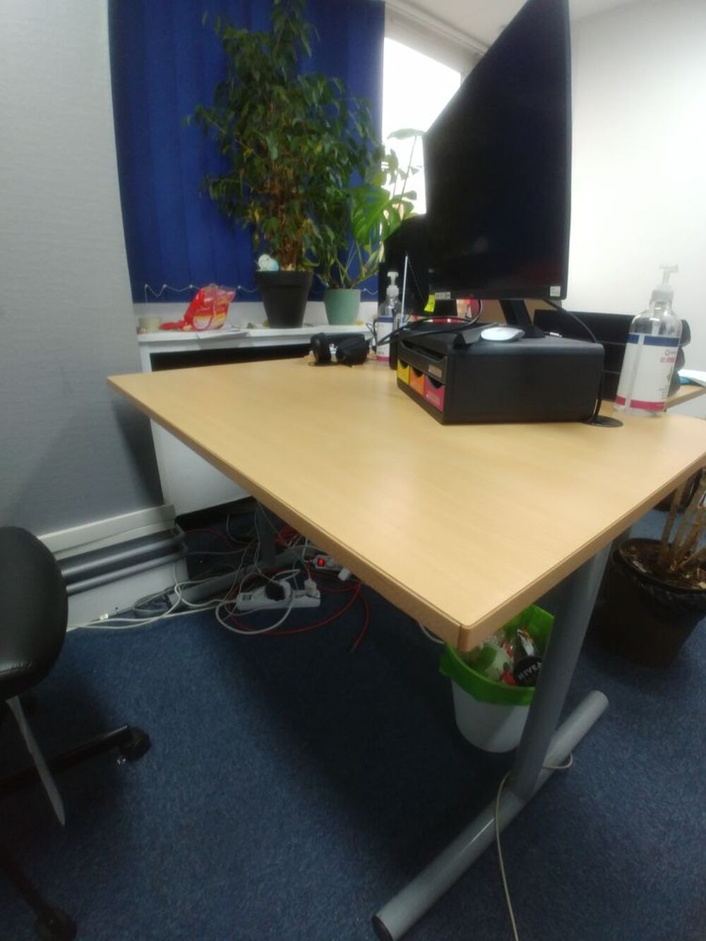 2 bureaux en bois en tr&egrave;s bon &eacute;tat Meubles