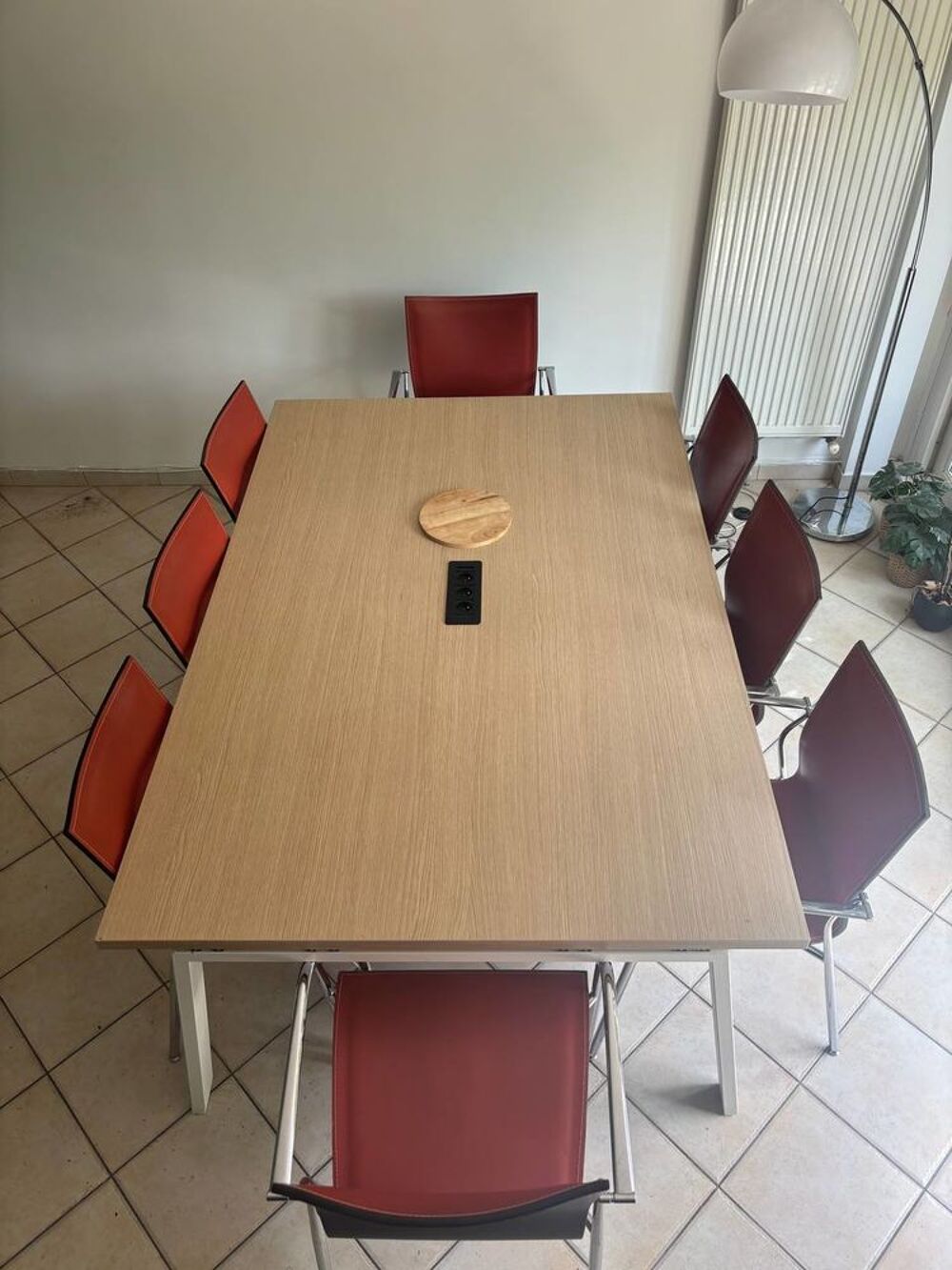 Table de r&eacute;union + 8 chaises en cuir rouge Meubles