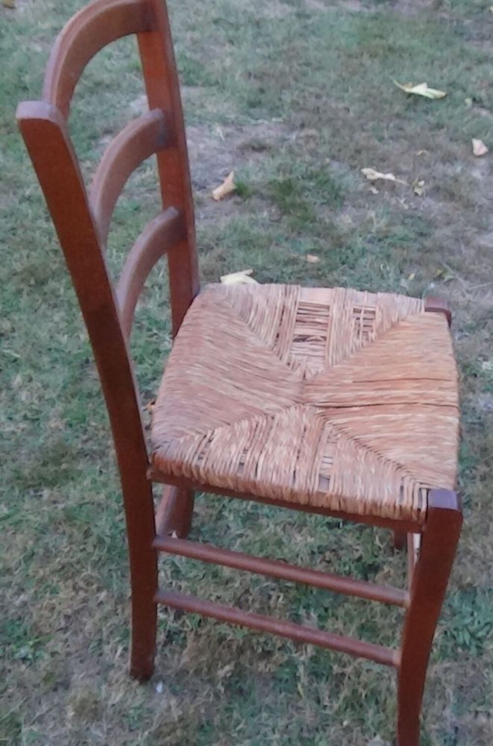 CHAISE EN BOIS VERNIS Meubles