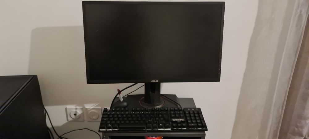 PC Gaming tr&egrave;s bonne &eacute;tat &eacute;cran plus color&eacute;es plus clavier Matériel informatique