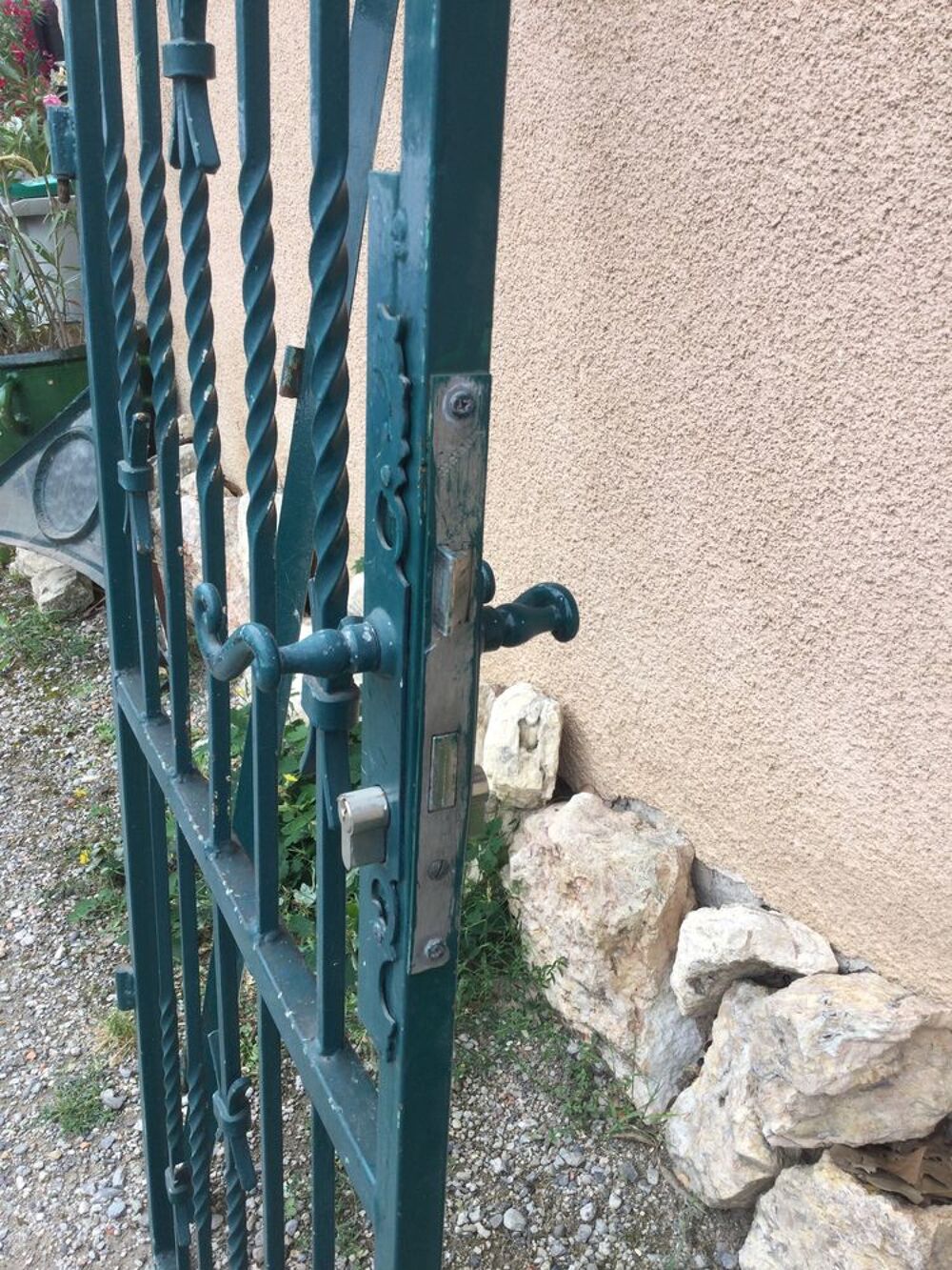 Porte de s&eacute;curit&eacute; et ses grilles en fer forg&eacute; Bricolage