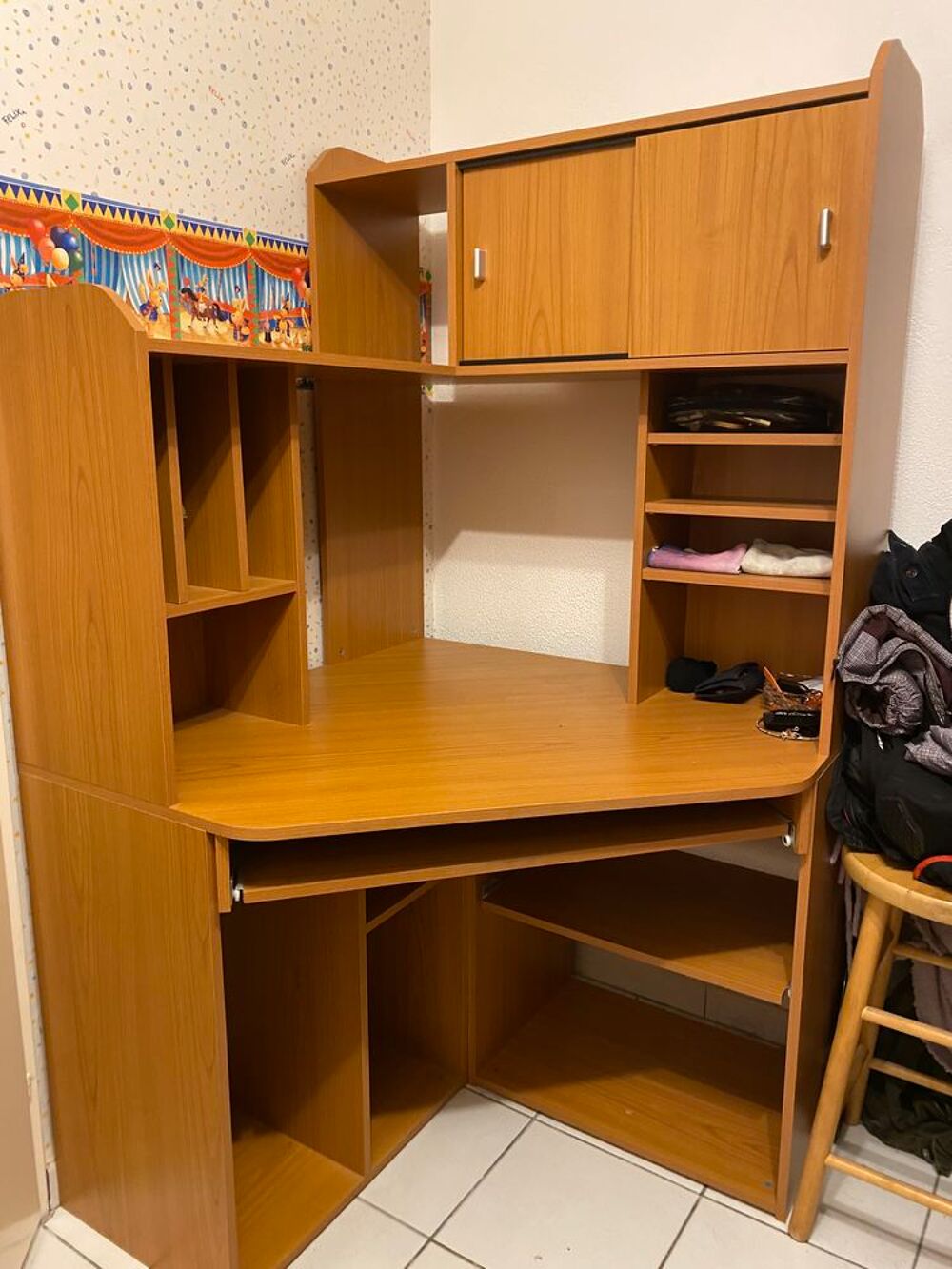 Bureau d'angle avec 14 emplacements de rangement Meubles