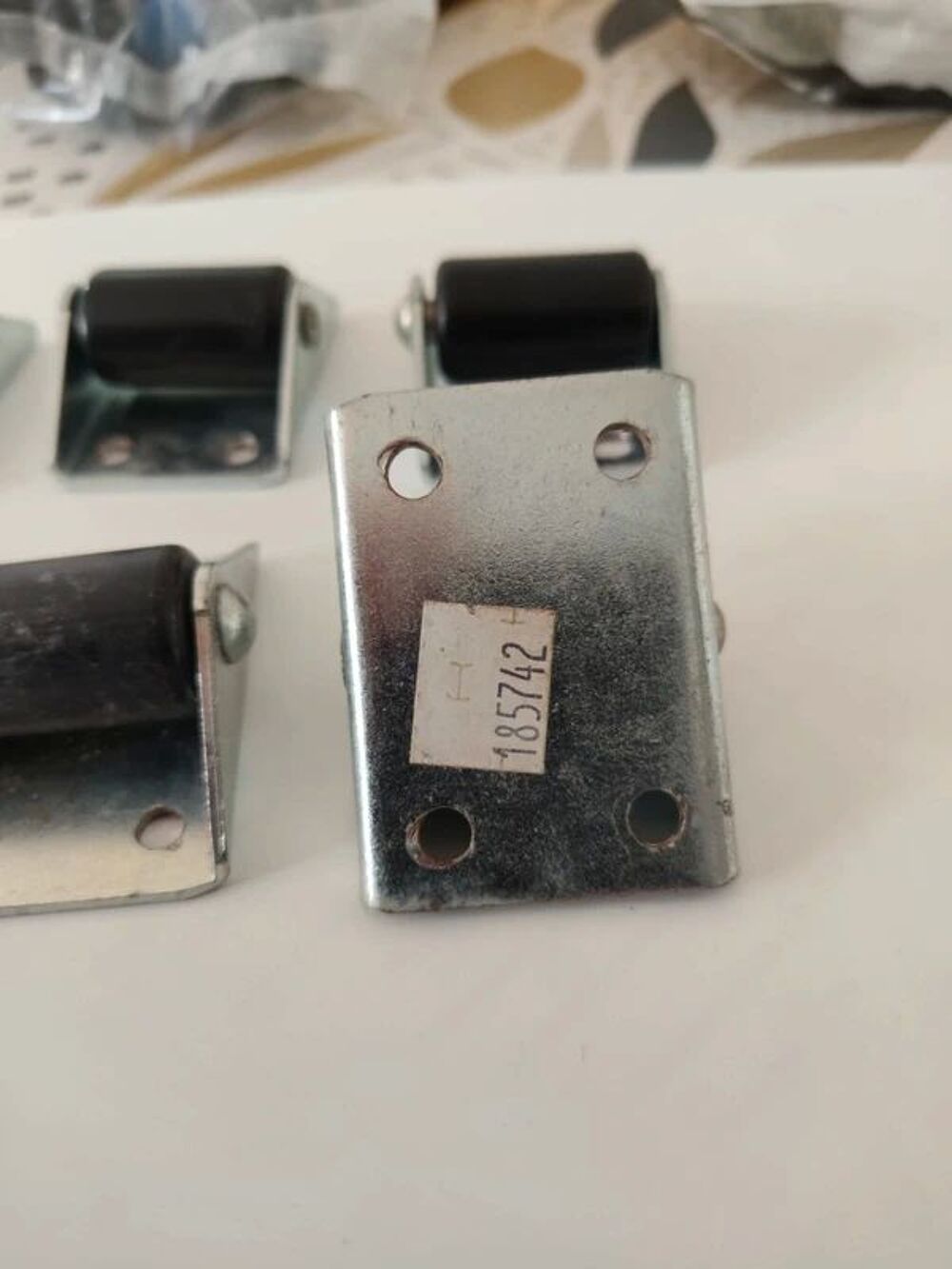 Lot de 8 roulettes fixes &agrave; platine Bricolage