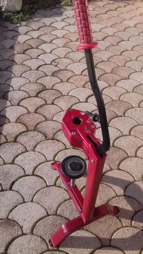 Bouchonneuse sur pieds � bouteilles verre 15 Annecy-le-Vieux (74)