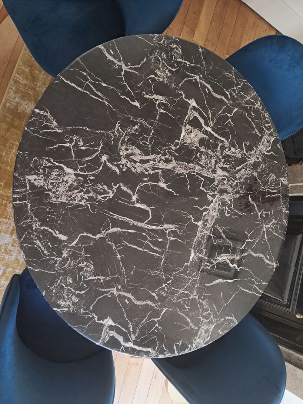 Table ronde en marbre et 4 chaises velours bleu Meubles