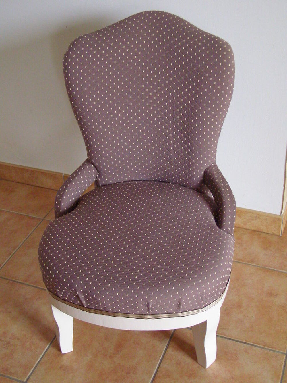Petit fauteuil ancien de style. Restaur&eacute; traditionnellement Meubles
