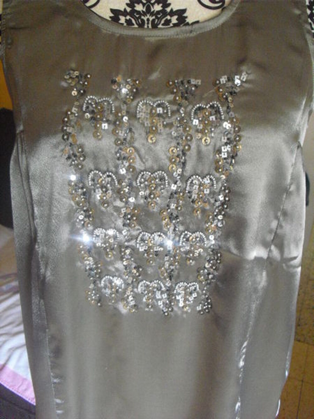 TOP A SEQUINS et perles satin&eacute; gris souris NEUF TAILLE 40 Vêtements