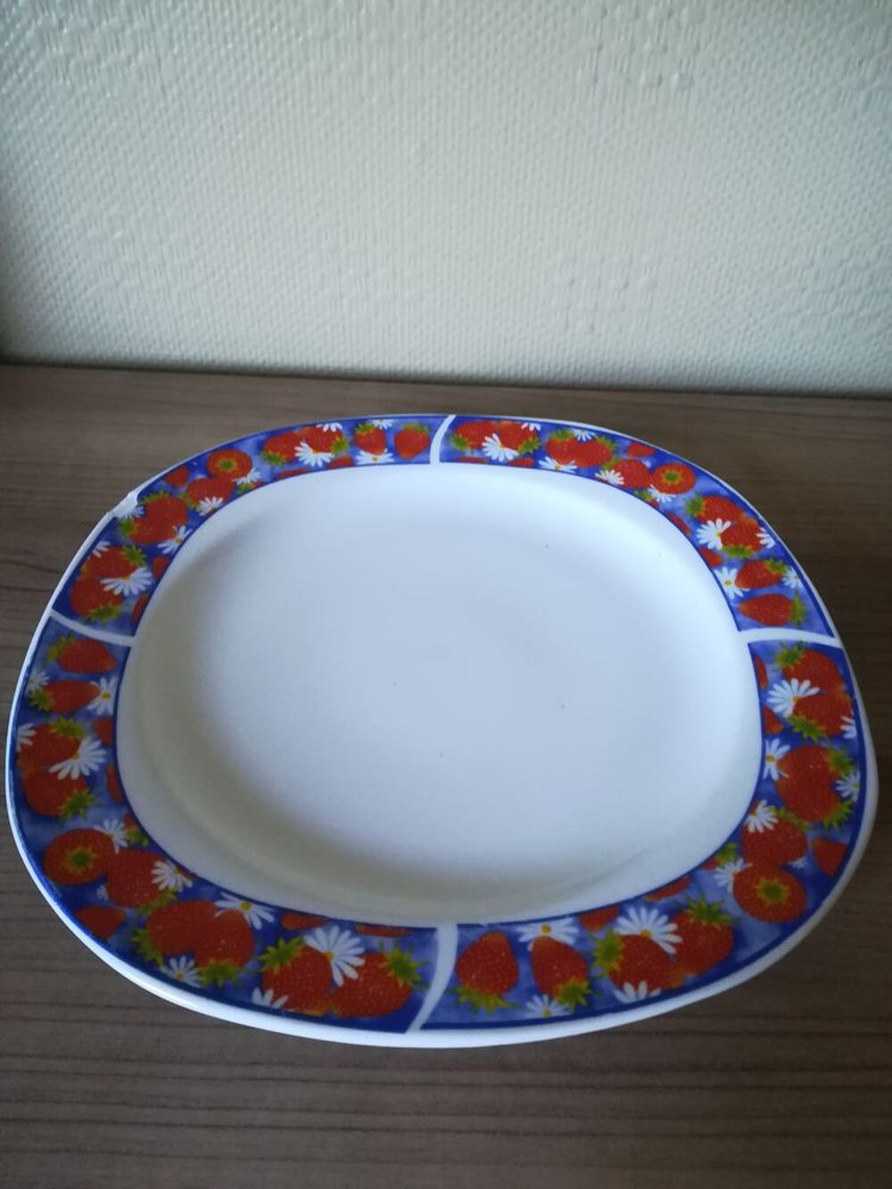 ASSIETTE VINTAGE d&eacute;cor fraises 
Cuisine