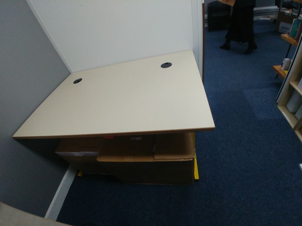 Bureau beige en tr&egrave;s bon &eacute;tat (25€) Meubles