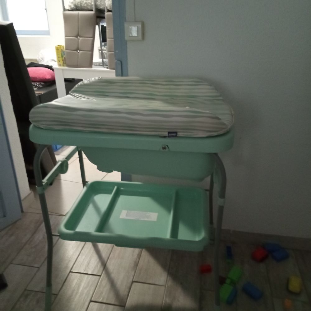 TABLE A LANGER AVEC BAIGNOIRE Puériculture