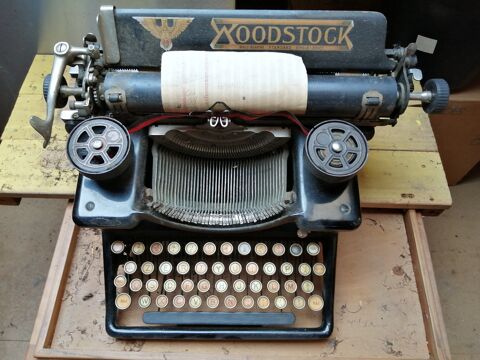 ANCIENNE MACHINE A 2CRIRE DE 1915 300 Montr�al-la-Cluse (01)