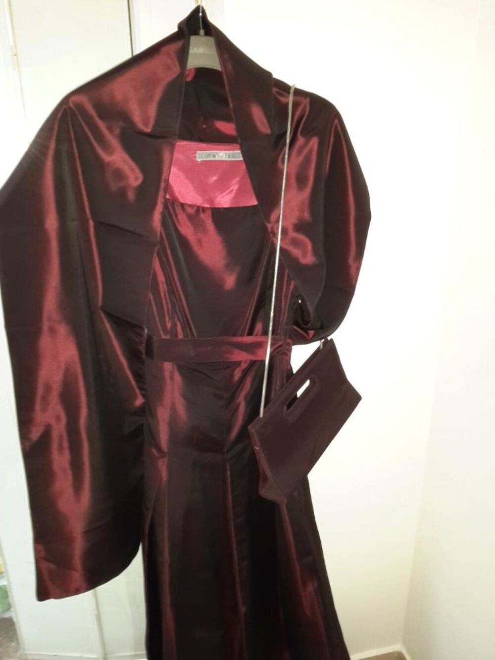 BELLE ROBE DE SOIR&Eacute;E AVEC &Eacute;TOLE + POCHETTE
MARQUE CAROLL V�tements